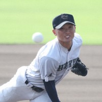 【あべの翔学－中京】力投する中京の先発・内野歩＝明石トーカロ球場で2025年8月29日、西村剛撮影
