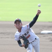 【あべの翔学－中京】力投するあべの翔学の先発・若林大翔＝明石トーカロ球場で2025年8月29日、西村剛撮影