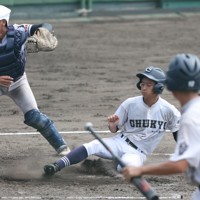 【あべの翔学－中京】三回裏中京2死一、二塁、田口天照の安打で北川絢士郎が生還（捕手・稲住陽）＝明石トーカロ球場で2025年8月29日、西村剛撮影