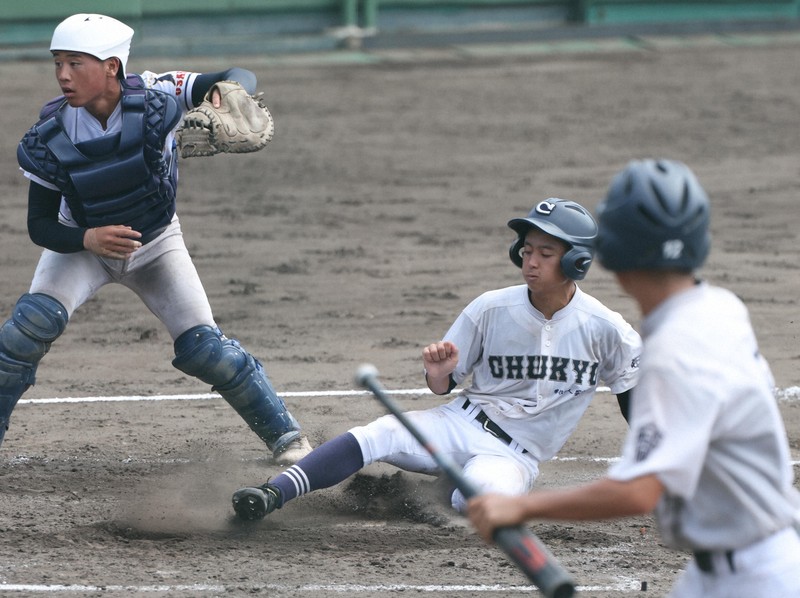 【あべの翔学－中京】三回裏中京2死一、二塁、田口天照の安打で北川絢士郎が生還（捕手・稲住陽）＝明石トーカロ球場で2025年8月29日、西村剛撮影