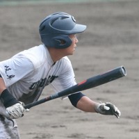 【あべの翔学－中京】三回裏中京2死一、二塁、田口天照が適時打を放つ＝明石トーカロ球場で2025年8月29日、西村剛撮影