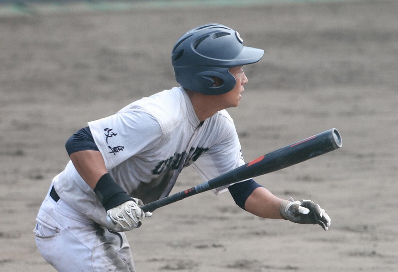 【あべの翔学－中京】三回裏中京2死一、二塁、田口天照が適時打を放つ＝明石トーカロ球場で2025年8月29日、西村剛撮影