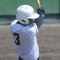 【あべの翔学－中京】八回表あべの翔学2死一、三塁、山田尚弥が適時二塁打を放つ＝明石トーカロ球場で2025年8月29日、西村剛撮影