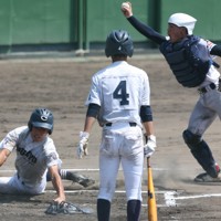 【あべの翔学－中京】六回裏中京1死三塁、打者・田中伶旺の時、中村駿希が本塁狙うがタッチアウト（捕手・稲住陽）＝明石トーカロ球場で2025年8月29日、西村剛撮影