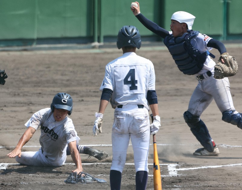 【あべの翔学－中京】六回裏中京1死三塁、打者・田中伶旺の時、中村駿希が本塁狙うがタッチアウト（捕手・稲住陽）＝明石トーカロ球場で2025年8月29日、西村剛撮影