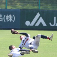 【あべの翔学－中京】六回裏中京無死、中村駿希の打球を追ってあべの翔学の増野葵（右）と中西尊が交錯＝明石トーカロ球場で2025年8月29日、西村剛撮影