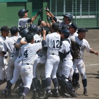 【あべの翔学－中京】優勝し、喜ぶ中京の選手たち＝明石トーカロ球場で2025年8月29日、西村剛撮影