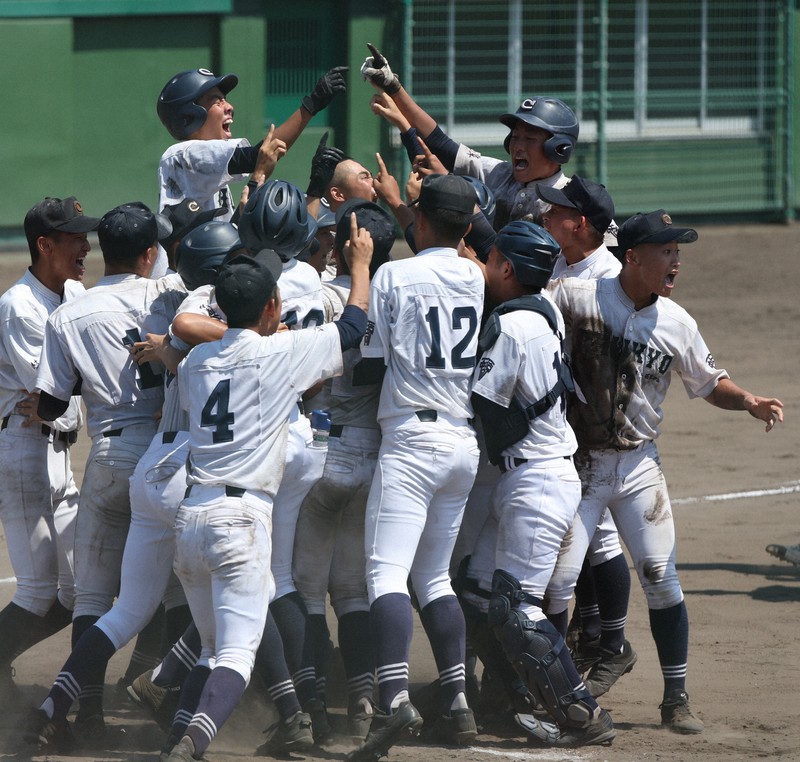 【あべの翔学－中京】優勝し、喜ぶ中京の選手たち＝明石トーカロ球場で2025年8月29日、西村剛撮影