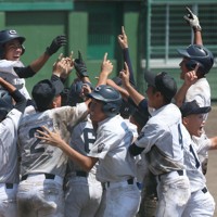 【あべの翔学－中京】4連覇を決め喜び合う中京の選手たち＝明石トーカロ球場で2025年8月29日、西村剛撮影