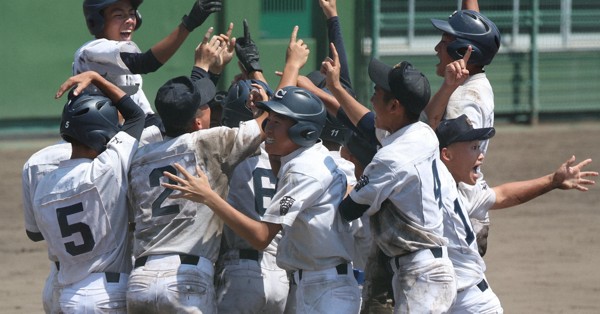 【あべの翔学－中京】4連覇を決め喜び合う中京の選手たち＝明石トーカロ球場で2025年8月29日、西村剛撮影