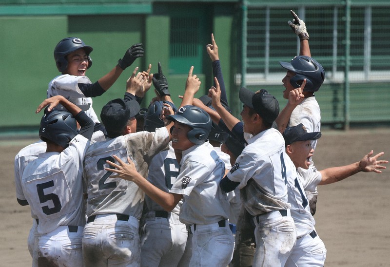 【あべの翔学－中京】4連覇を決め喜び合う中京の選手たち＝明石トーカロ球場で2025年8月29日、西村剛撮影