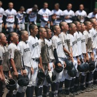 【あべの翔学－中京】優勝し校歌を歌う中京の選手たち＝明石トーカロ球場で2025年8月29日、西村剛撮影