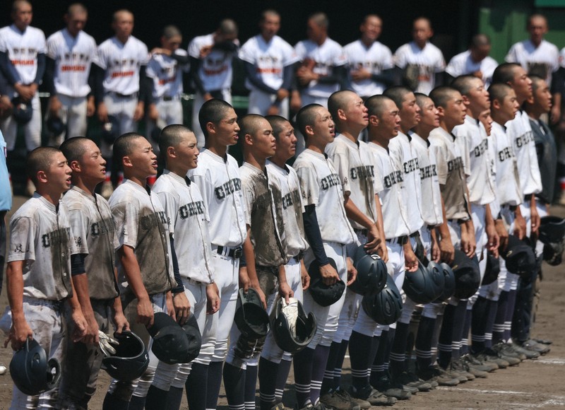 【あべの翔学－中京】優勝し校歌を歌う中京の選手たち＝明石トーカロ球場で2025年8月29日、西村剛撮影