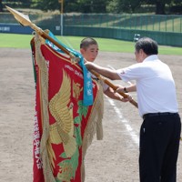 【あべの翔学－中京】優勝旗を受け取る中京の稲垣和真主将＝明石トーカロ球場で2025年8月29日、西村剛撮影