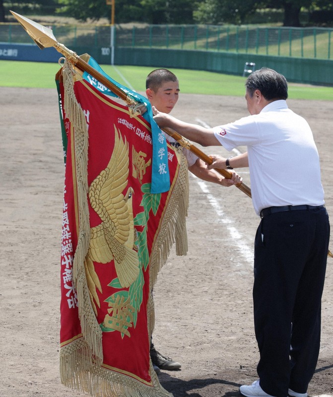 【あべの翔学－中京】優勝旗を受け取る中京の稲垣和真主将＝明石トーカロ球場で2025年8月29日、西村剛撮影