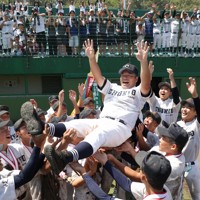 【あべの翔学－中京】4連覇を決め平中亮太監督を胴上げする中京の選手たち＝明石トーカロ球場で2025年8月29日、西村剛撮影