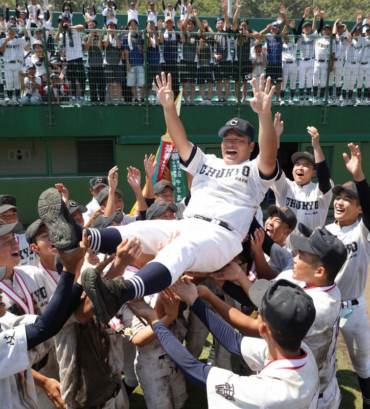 【あべの翔学－中京】4連覇を決め平中亮太監督を胴上げする中京の選手たち＝明石トーカロ球場で2025年8月29日、西村剛撮影