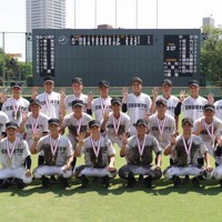【あべの翔学－中京】4連覇を決め記念写真に納まる中京の選手たち＝明石トーカロ球場で2025年8月29日、西村剛撮影