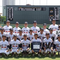 【あべの翔学－中京】準優勝となり記念写真に納まるあべの翔学の選手たち＝明石トーカロ球場で2025年8月29日、西村剛撮影