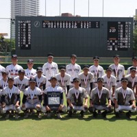 【あべの翔学－中京】記念写真に納まる両校の選手たち＝明石トーカロ球場で2025年8月29日、西村剛撮影