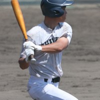 【あべの翔学－中京】】九回裏中京2死満塁、曽我凰晟がサヨナラの適時内野安打を放つ＝明石トーカロ球場で2025年8月29日、西村剛撮影