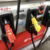 ガソリンスタンドの給油機＝東京都内で2022年1月、米田堅持撮影