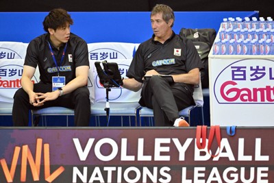 ネーションズリーグ・ブラジル戦の試合前にベンチでロラン・ティリ監督（右）と言葉を交わす石川祐希選手＝千葉ポートアリーナで2025年7月18日、平川義之撮影