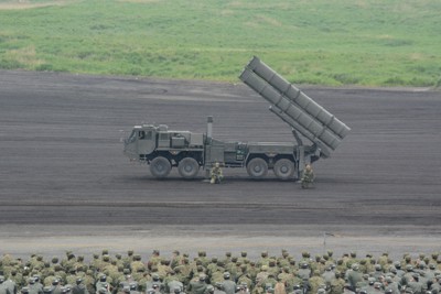 陸上自衛隊の富士総合火力演習で公開された、12式地対艦誘導弾の「能力向上型」ミサイルの発射機＝静岡県・東富士演習場で2025年6月8日午前10時28分、松浦吉剛撮影