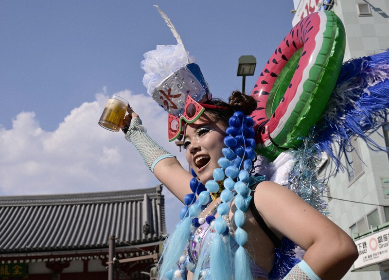 猛暑の中、熱く踊る浅草サンバカーニバル ブラジル国交樹立130年