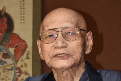 放送回数500回を超える「730ナイトアワー」を振り返る川越恒豊さん＝富山市で2025年8月18日、浜名晋一撮影