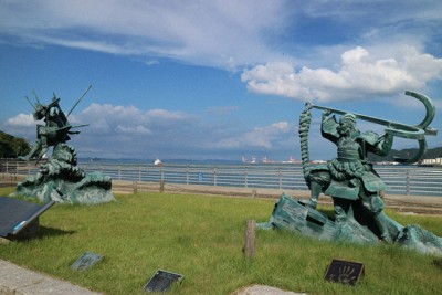 みもすそ川公園に建つ源義経と平知盛の像＝山口県下関市で2025年8月26日午後4時8分、反田昌平撮影