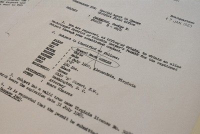 CIAが職員のジョージ・ジョアニデス氏に「ハワード・ゲブラー」という偽名と偽名の運転免許証を使用するよう指示した文書＝西田進一郎撮影