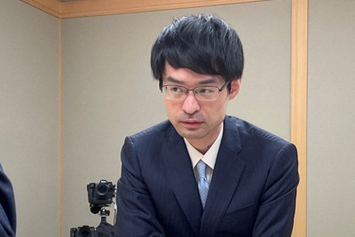 A級順位戦1回戦で千田翔太八段に勝ち、感想戦に臨む近藤誠也八段＝東京都渋谷区の将棋会館で2025年6月23日、丸山進撮影