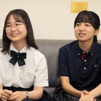 北道高校生平和大使としてスイス・ジュネーブの国連欧州本部を訪問する岩山心咲さん（右）、山岸莉音さん＝札幌市中央区で2025年8月24日、後藤佳怜撮影