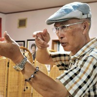射撃姿勢を取る池上治男さん。猟銃を失っても後輩に技術を伝えている＝北海道砂川市で2025年8月20日午後3時39分、後藤佳怜撮影