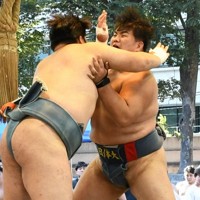 無差別級決勝で東洋大の仲野奏人選手（左）を攻める日体大の杉本弘樹選手＝東京都千代田区の靖国神社相撲場で2025年8月31日午後3時40分ごろ、大村健一撮影