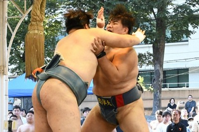無差別級決勝で東洋大の仲野奏人選手（左）を攻める日体大の杉本弘樹選手＝東京都千代田区の靖国神社相撲場で2025年8月31日午後3時40分ごろ、大村健一撮影