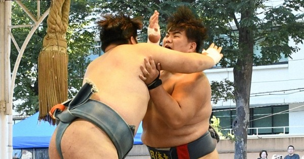 無差別級決勝で東洋大の仲野奏人選手（左）を攻める日体大の杉本弘樹選手＝東京都千代田区の靖国神社相撲場で2025年8月31日午後3時40分ごろ、大村健一撮影