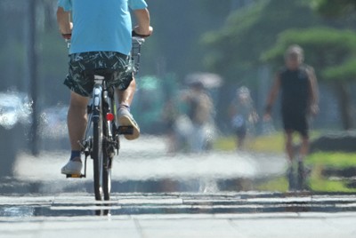 東京都心で10日連続の猛暑日を記録。歩道には逃げ水が生じ、遠くの景色はかげろうで揺らいでいた＝東京都千代田区で2025年8月27日午後2時20分、手塚耕一郎撮影