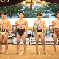 学生相撲の第50回全国個人体重別選手権75キロ未満級で入賞した選手たち＝東京都千代田区の靖国神社相撲場で2025年8月31日午後3時58分、大村健一撮影