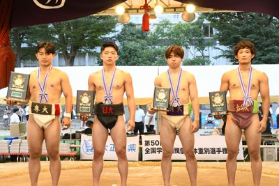 学生相撲の第50回全国個人体重別選手権75キロ未満級で入賞した選手たち＝東京都千代田区の靖国神社相撲場で2025年8月31日午後3時58分、大村健一撮影