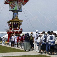 大阪・関西万博で披露された石川県珠洲市の「飯田燈籠山祭り」＝大阪市此花区の夢洲で、共同