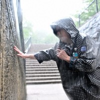 爆心地付近で遺骨を探す活動に取り組んできた被爆者の竹下芙美さん。「（原爆の熱線が）熱かったね」と爆心地公園の地層周辺の壁に手を当てた＝長崎市で2025年8月9日午前8時52分、北山夏帆撮影