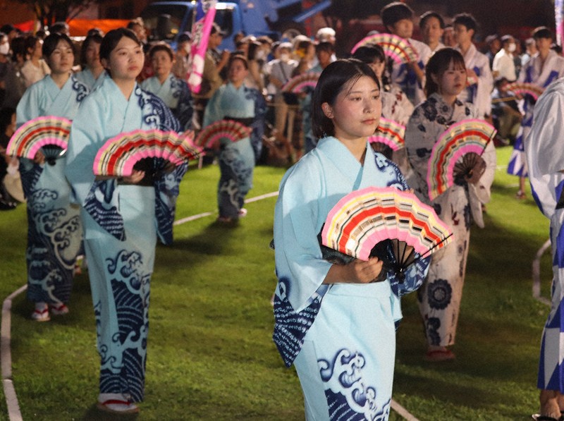 舞踊扇子 豊年踊り 扇子踊り、華麗な舞 つくみん公園で3年ぶり 津久見 ／大分 | 毎日新聞