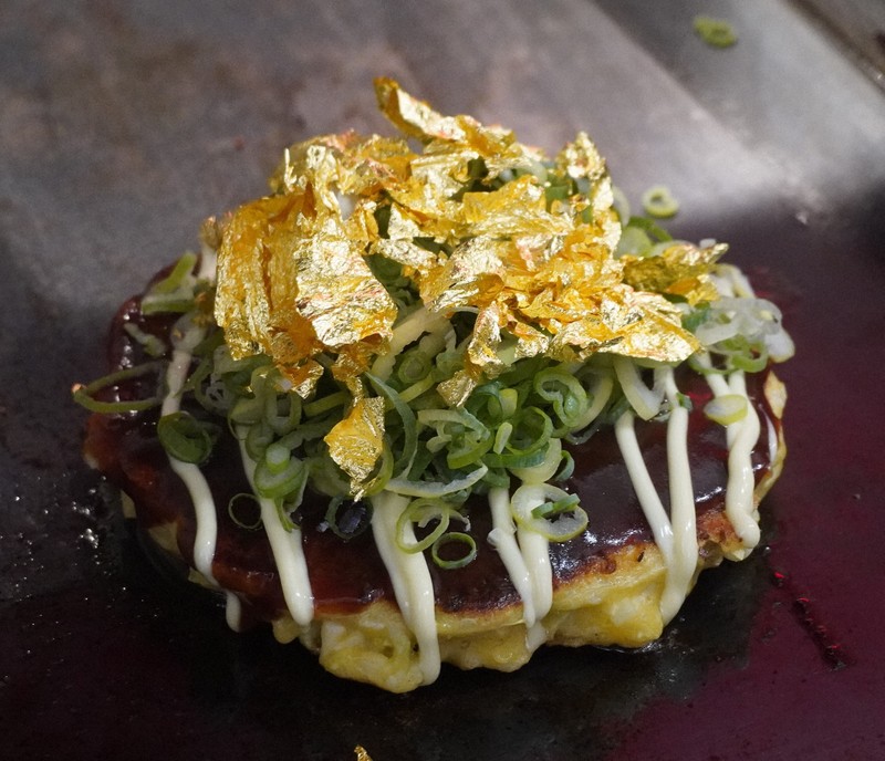 1枚いくら？ 金箔を乗せたお好み焼きの販売始まる 関西万博 | 毎日新聞