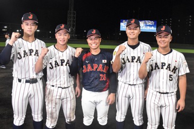 大学日本代表と高校日本代表の試合後、記念写真に納まる（左から）奥村頼人、奥村凌大、緒方漣、阿部葉太、為永皓＝沖縄セルラースタジアム那覇で2025年8月31日、長宗拓弥撮影