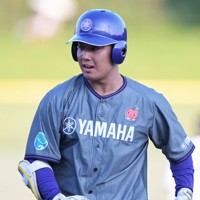 第5代表決定戦で適時打を放ち、拳を固める森川凌選手＝愛知・岡崎レッドダイヤモンドスタジアムで2025年6月28日、山崎一輝撮影