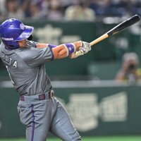 【浜松市（ヤマハ）－大津町（Honda熊本）】二回表浜松市2死二、三塁、矢幡勇人が3点本塁打を放つ＝東京ドームで2025年9月1日、新宮巳美撮影