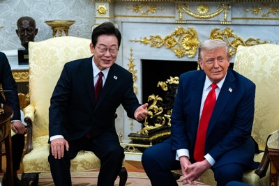 ホワイトハウスで会談する李在明大統領（左）とトランプ大統領＝2025年8月25日　Bloomberg