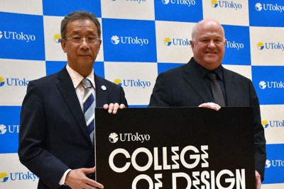 新学部開設を発表する東大の藤井輝夫学長（左）と、新学部で東大初の外国人学部長となるマイルス・ペニントン東大大学院情報学環教授＝東京都文京区で4月4日、木原真希撮影
